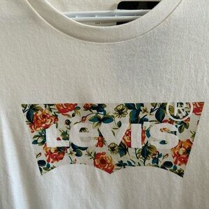 NWT Levi’s T-shirt size large women’s